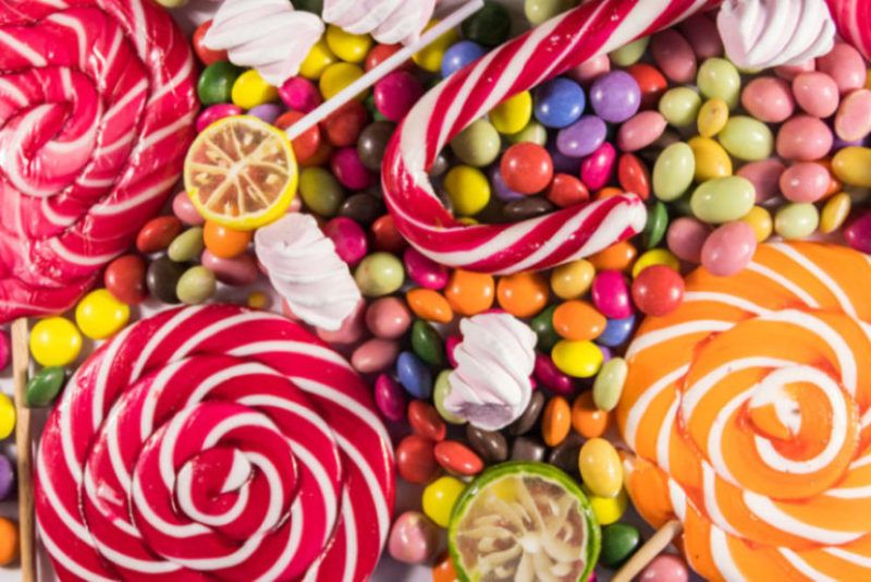 Niña de 9 años ganaba casi 4 mil pesos a la semana vendiendo dulces en la escuela; se los incautaron