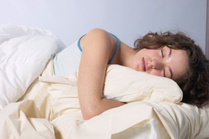 ¿Por qué experimentamos bienestar al abrazar la almohada?