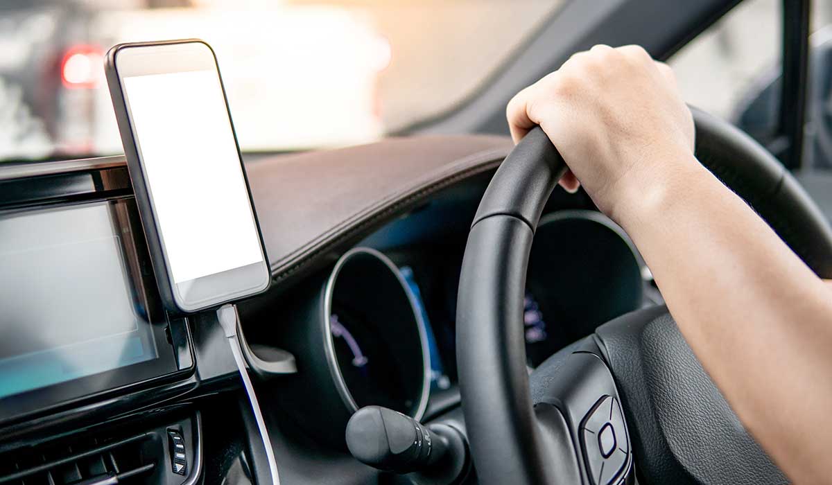 Estas son las ventajas y desventajas de cargar tu celular en el auto