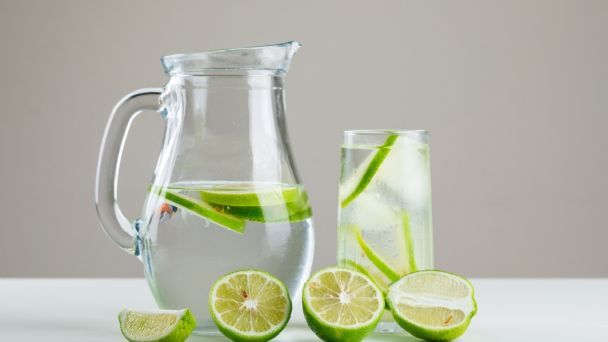 Qué pasa si tomas diario agua con limón en ayunas