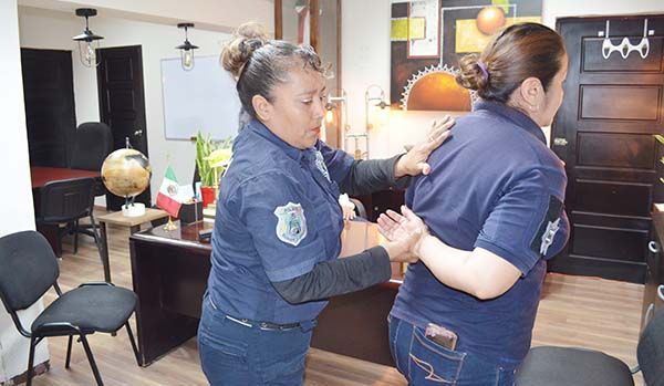 Dan mujeres policías tips para defenderse
