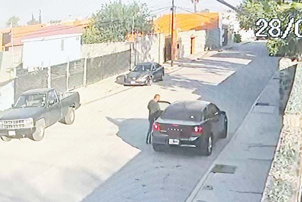 Cazan a ladrón; le aseguran auto