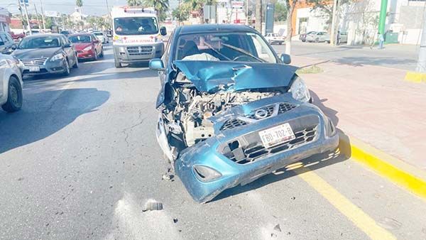 Carro destrozado en choque por alcance