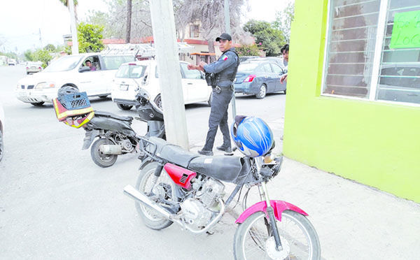 Colisionan motos al volarse alto