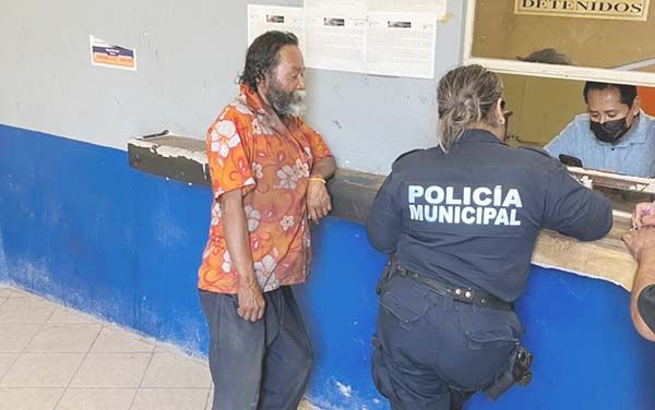 Se altera indigente al desmantelar su hogar