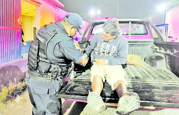 Desquiciado agrede a hermanos con palo