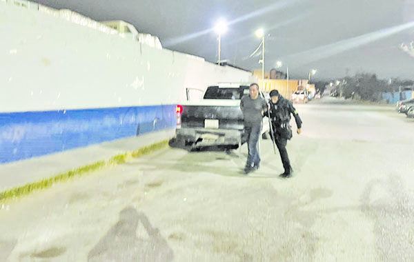 Agrede a esposa y ella llama a policía