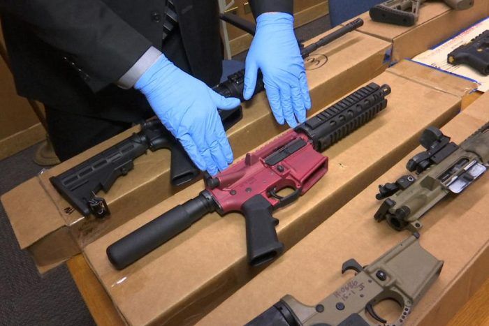 ¿Qué son las armas fantasmas que busca regular Biden?