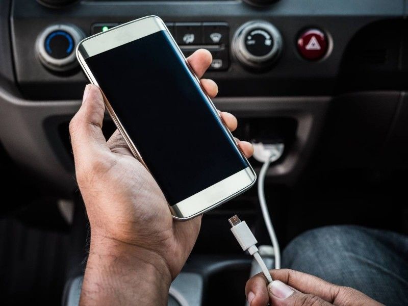 ¿Sabes por qué es malo cargar tu celular en el coche?