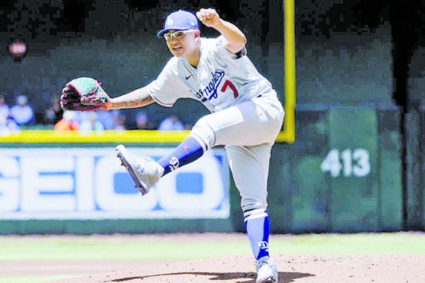 Se va Urías sin decisión en derrota de Dodgers