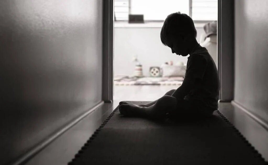 «No nos dejaba dormir»: padres sacan a su hijo de 4 años con tos a dormir a la calle