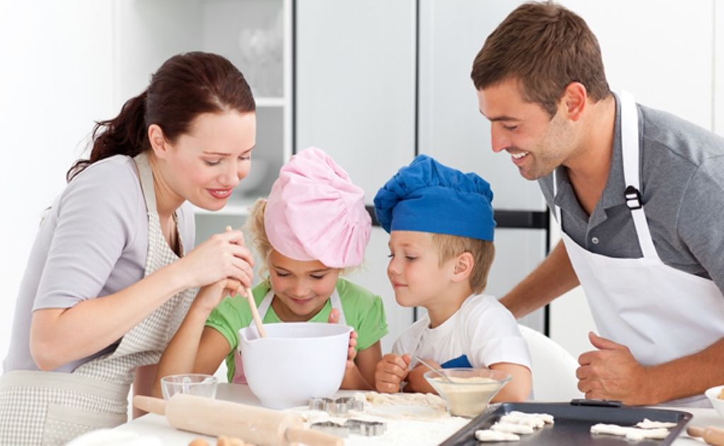 Incentiva la creatividad de los pequeños en la cocina, los expertos nos explican