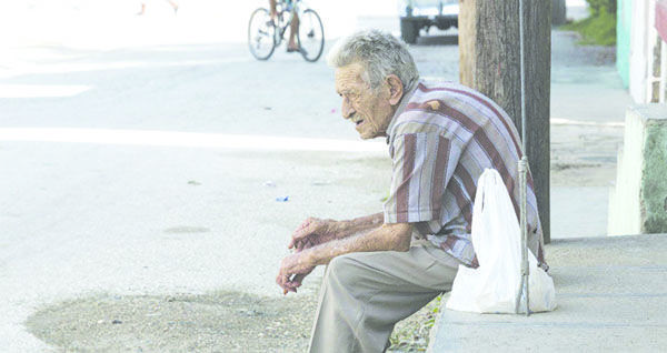 Sufren de abandono 289 adultos mayores