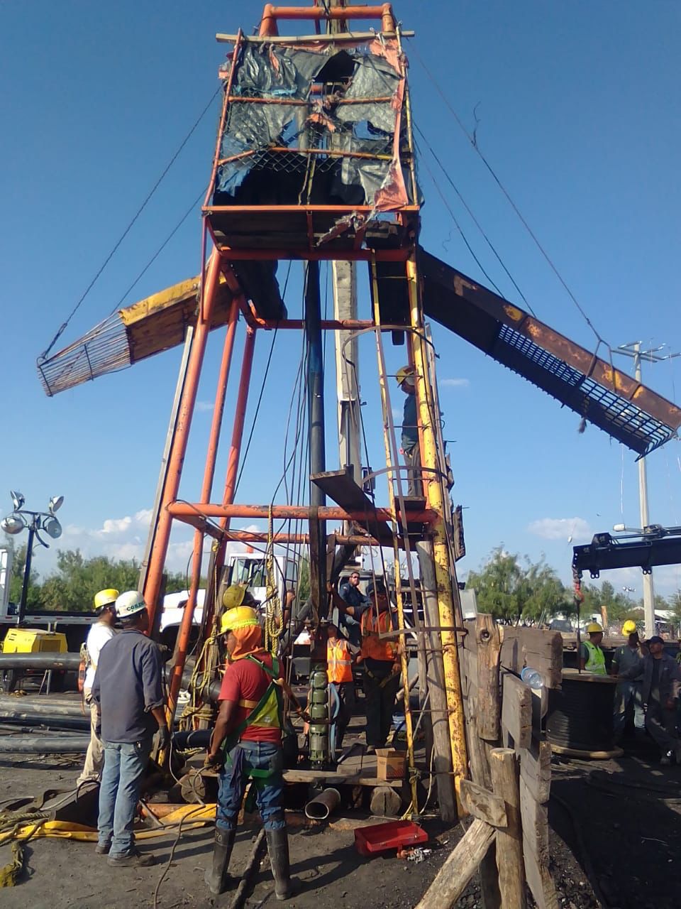 Hermética reunión entre autoridades y familiares de mineros atrapados