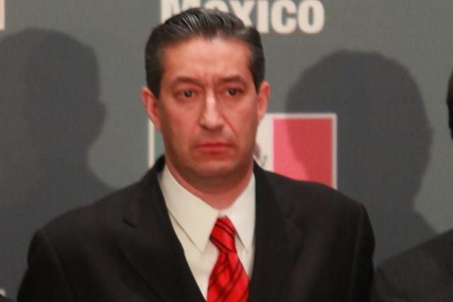 Secretario de EPN cobró moches por citas, acusó Vocero