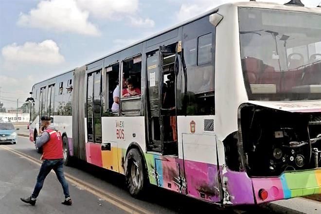 Invade, choca, provoca lesionados e intenta escapar