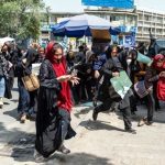 Disparan talibanes en manifestación de mujeres