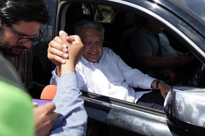 Visita AMLO acueducto y refinería en NL