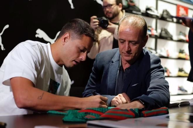 Consiente ‘Chicharito’ a aficionados en la CDMX