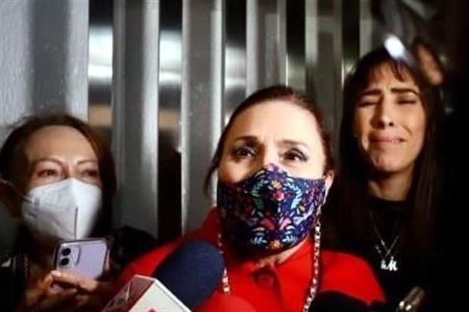 Rosario Robles entrega su pasaporte a FGR