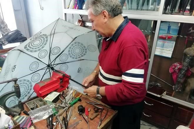 ‘Mojan’ paraguas chinos el negocio de su reparación