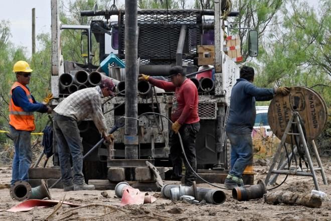 Consultan con familiares plan de rescate en mina Pinabete