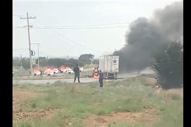 Grupo armado incendia vehículos y bloquea vías en Zacatecas