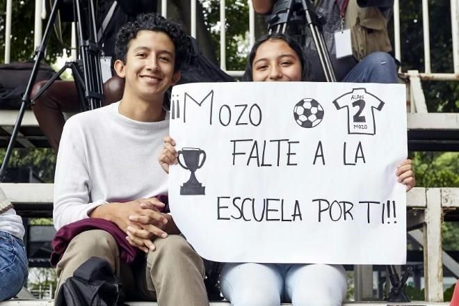 Mozo hace feliz a aficionada con playera