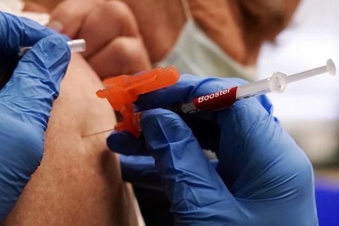 EU avala vacunas de Pfizer y Moderna adaptadas para Ómicron