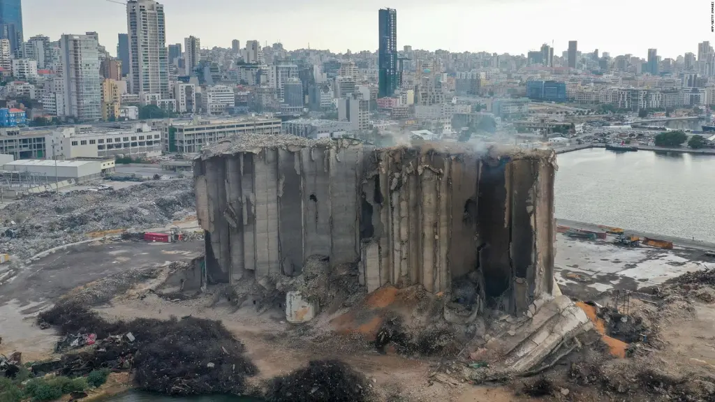 Un día antes del aniversario de la explosión de Beirut, se espera que los silos de trigo se derrumben parcialmente