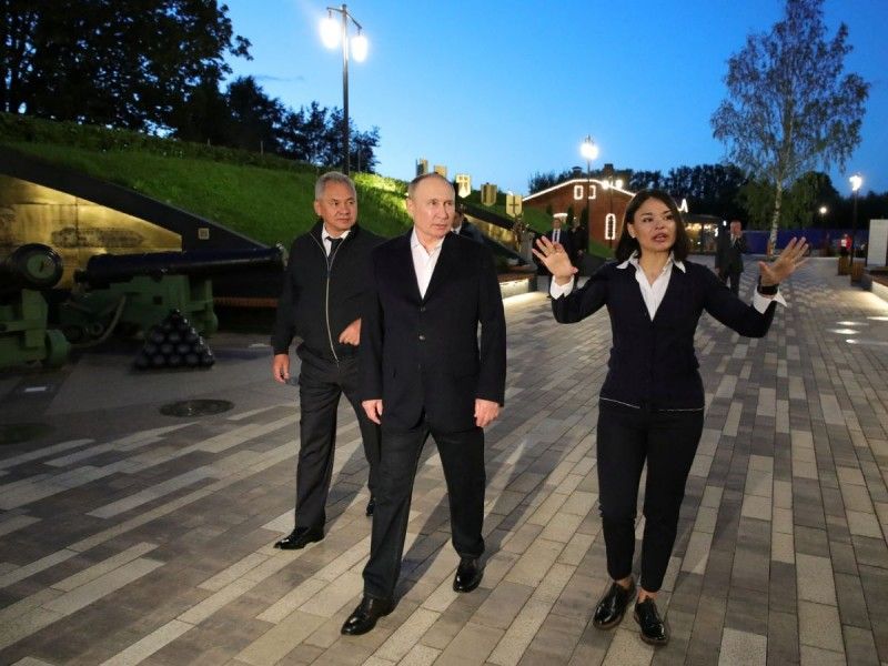 Putin y su extraña ‘inmovilidad’ del lado derecho