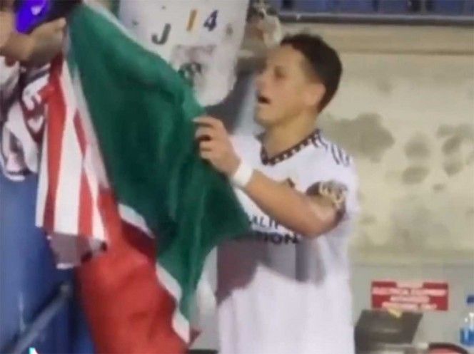 Un desplante más de ‘Chicharito’… ¡Arroja la bandera de México al suelo!