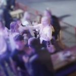 Mujer ataca a la maestra de su hijo por estar en el mismo bar; todo queda grabado