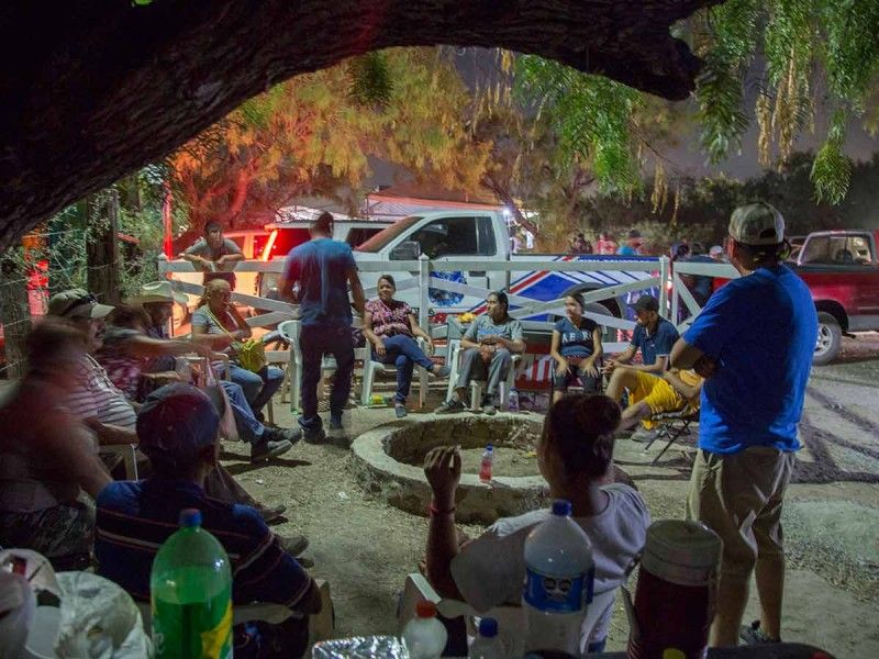 ¡No pierden la fe! Familiares de mineros atrapados esperan verlos con vida