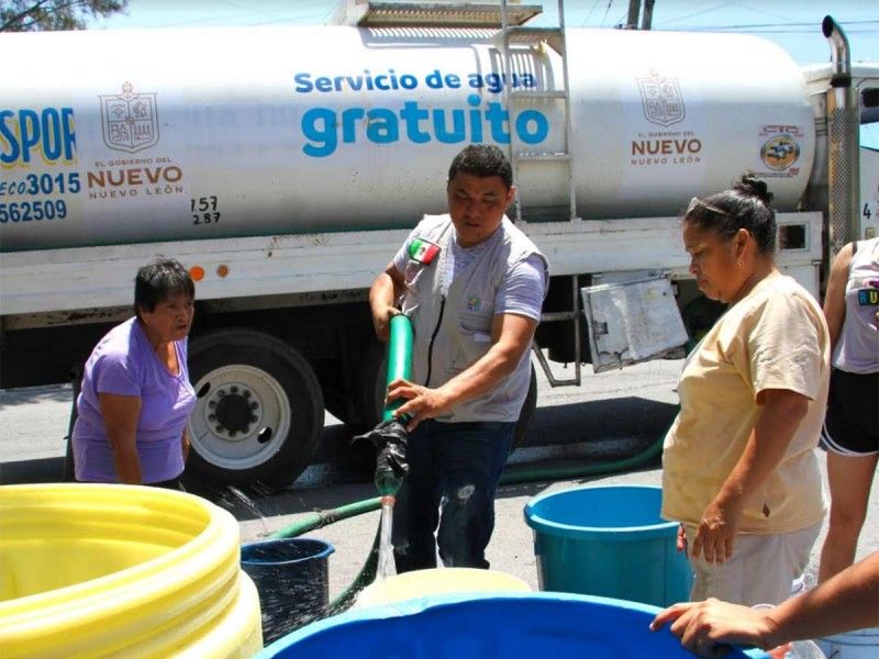 Reparten más de 266 millones de agua en Nuevo León con pipas
