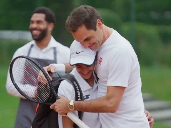 Roger Federer cumple una promesa a un pequeño admirador