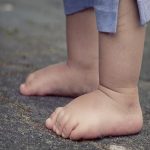 Traer a tu bebé descalzo hará que crezca más inteligente y feliz