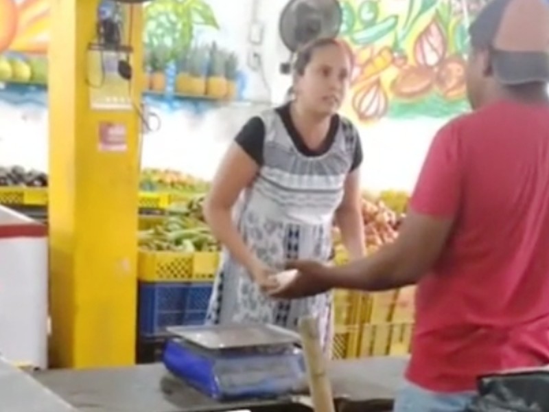 Mujer intenta irse del mercado sin pagar porque ‘dios le dijo que sería gratis’