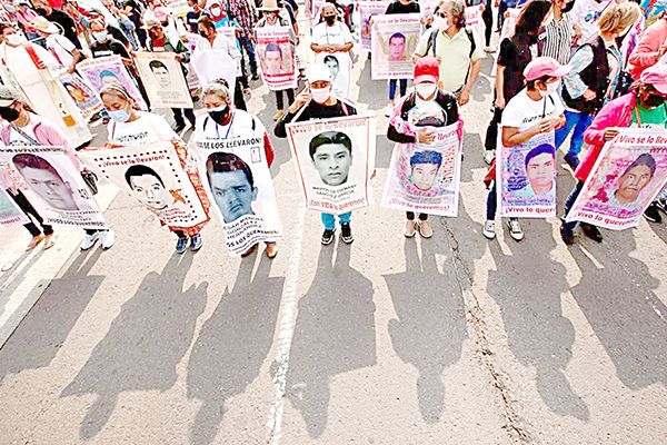 Si nos dan pruebas, nos iremos a casa: Padres de los 43