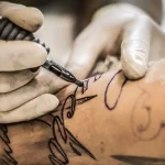 ¿Quieres hacerte un tatuaje?, estas son las partes del cuerpo donde duele más