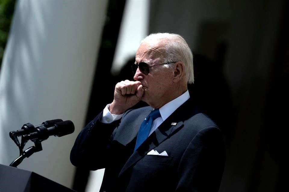 Vuelve Biden a tener tos; sigue dando positivo a Covid