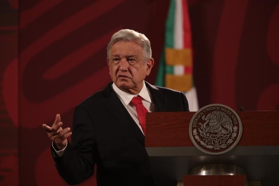 Regreso de EPN a México, decisión de la FGR, dice AMLO