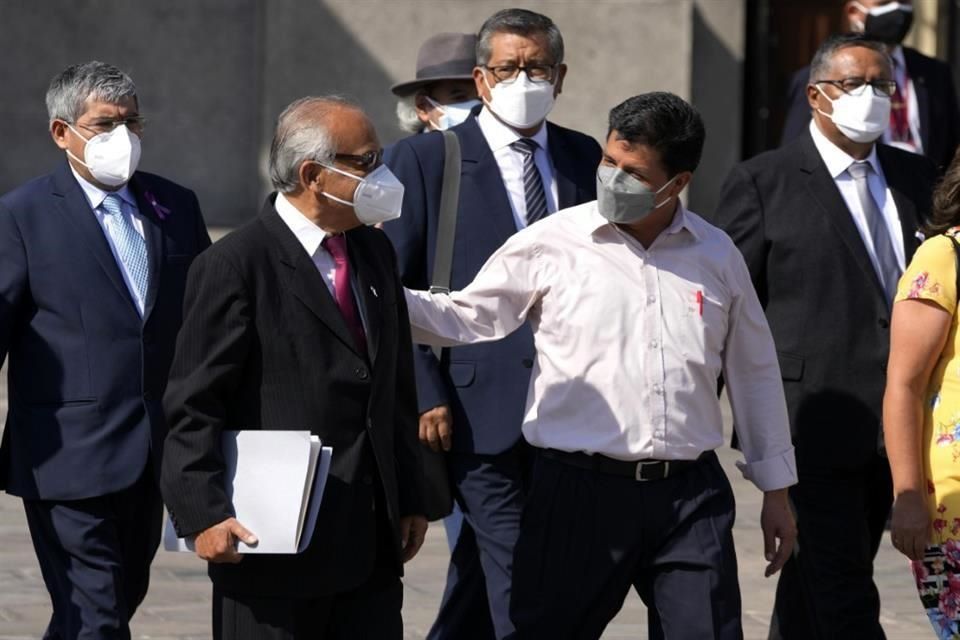Renuncia Premier de Perú que elogió a Hitler