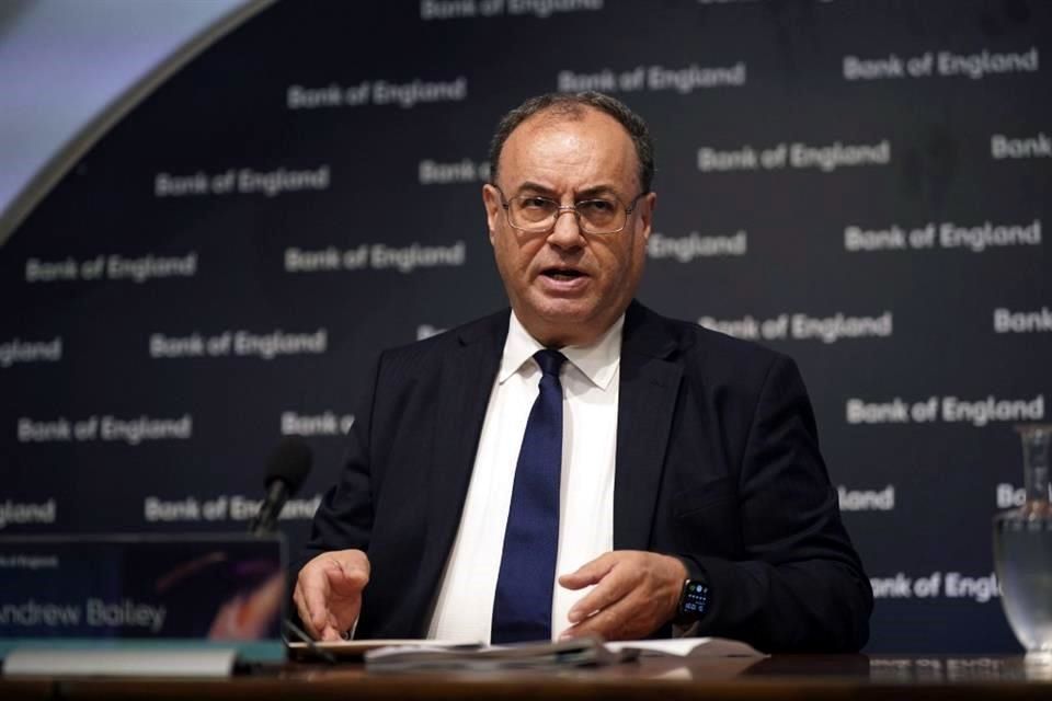 Banco de Inglaterra sube tasas en 50 puntos y prevé recesión