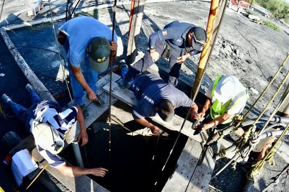 Impide nivel de agua rescatar a mineros; seguirán bombeos