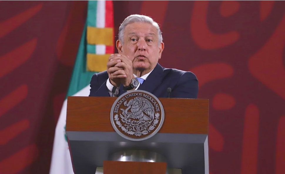 AMLO acusa campaña financiada por Claudio X. González para “atorar” los trabajos del Tren Maya