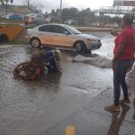 Arrastra corriente a motociclista y muere ante torrencial lluvia en Acuña, Coah.