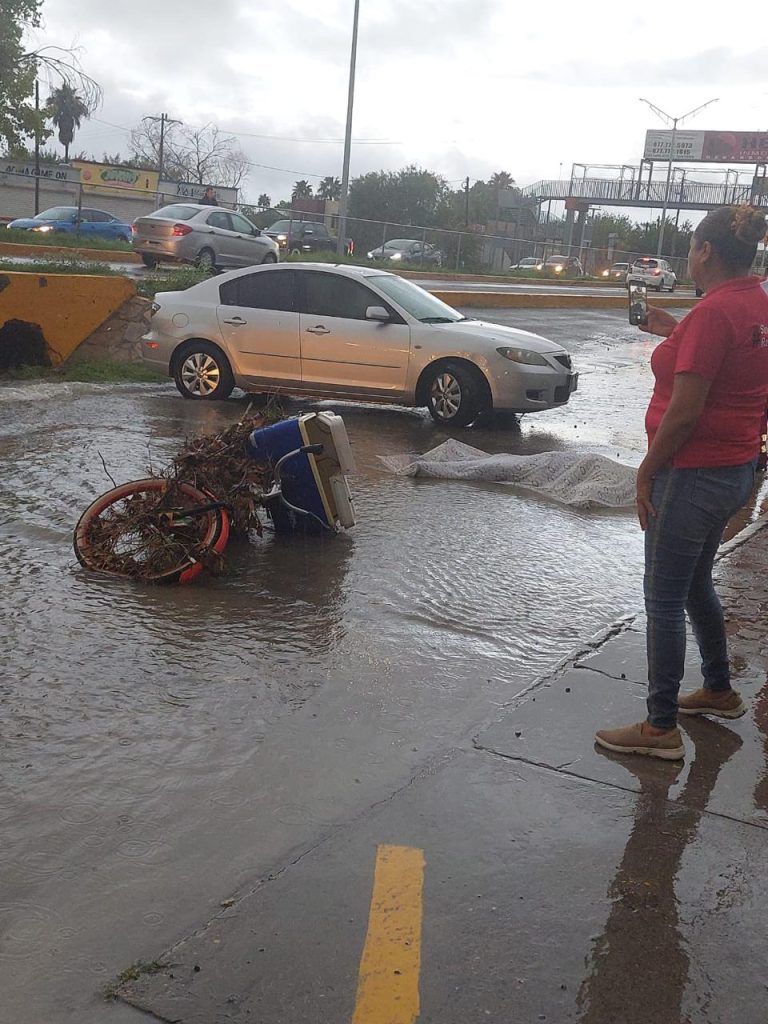 Arrastra corriente a motociclista y muere ante torrencial lluvia en Acuña, Coah.