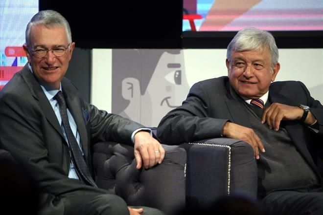 AMLO busca acuerdo con Ricardo Salinas por adeudo a SAT