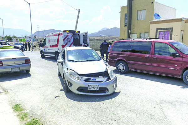 Muere adolescente al impactarse en su moto